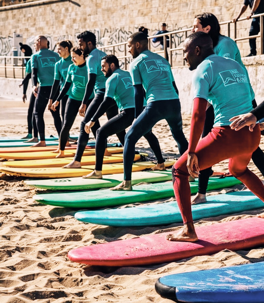 Participantes em experiência de team building com surf